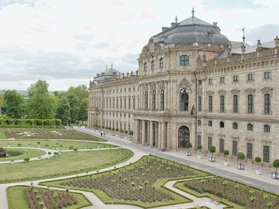 _die-drei-krummstaebe-und-das-geheimnis-der-goldenen-feder-rallye-rund-um-den-fuerstbischoeflichen-hof